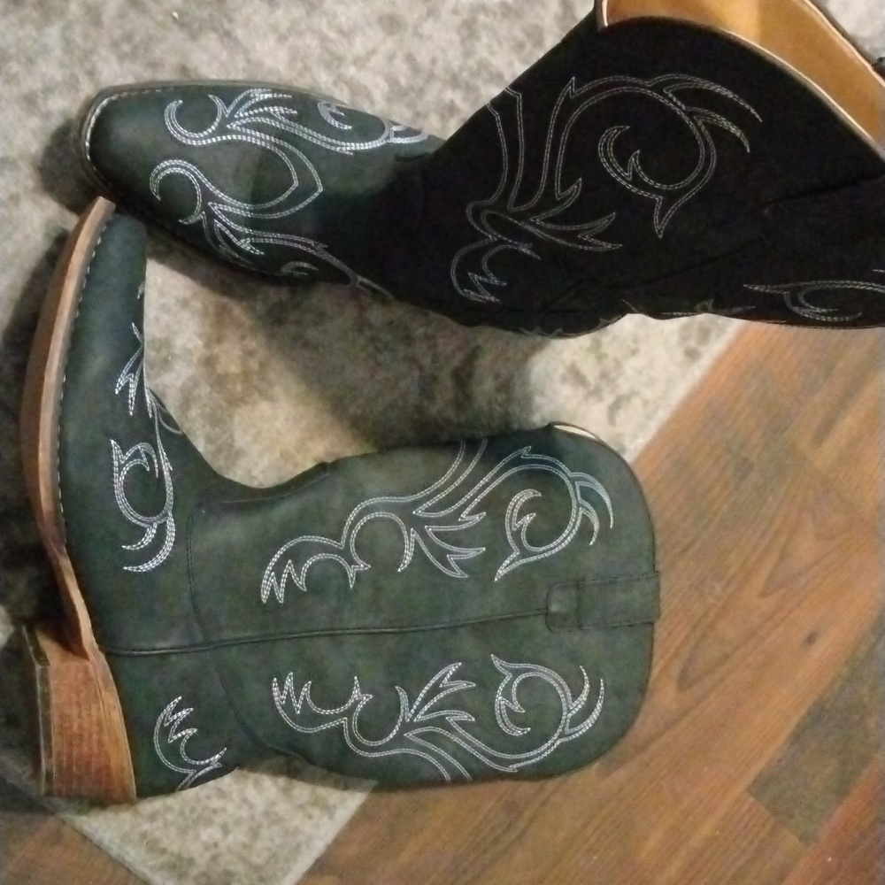 Roper Womens brand Cowboy boot Black embroidery with white stitch. Size 10.5